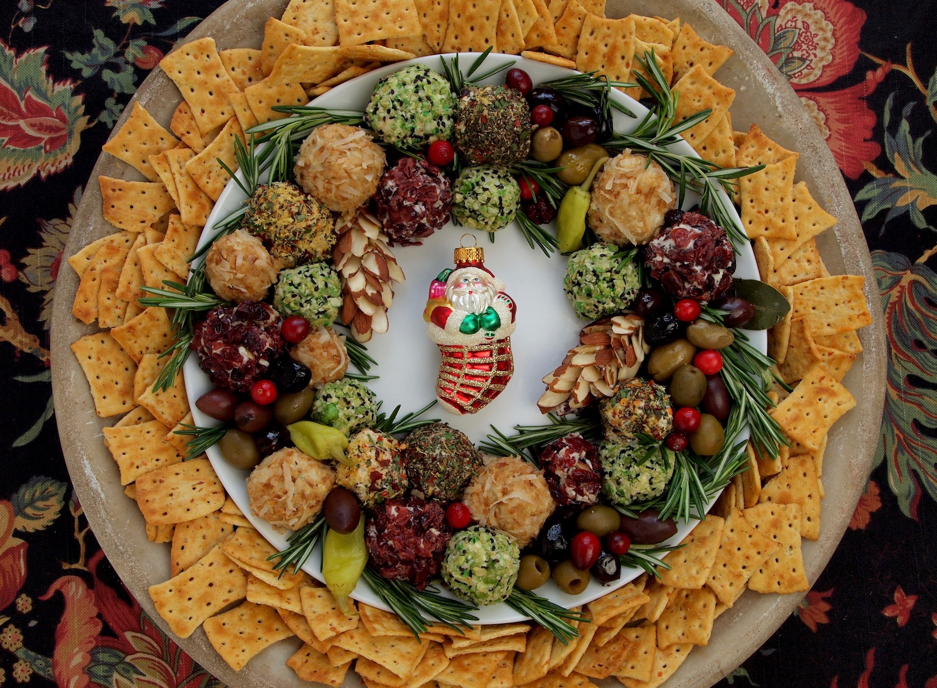 Retro Rad Holiday Cheese Ball Plate/ Wreath